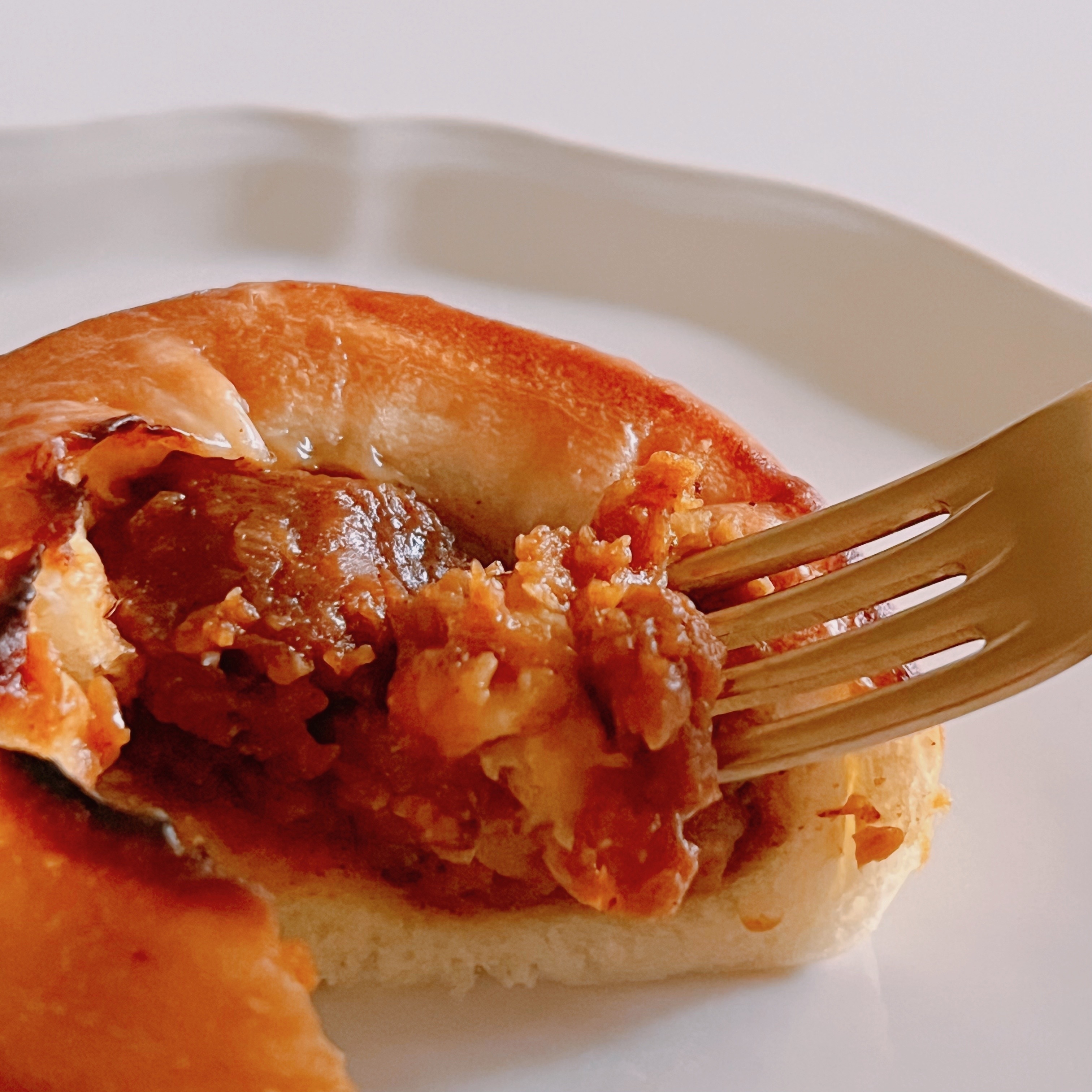 FamilyMart(ファミリーマート)の「こんがりビストロまん とろ~りチーズカレー味」