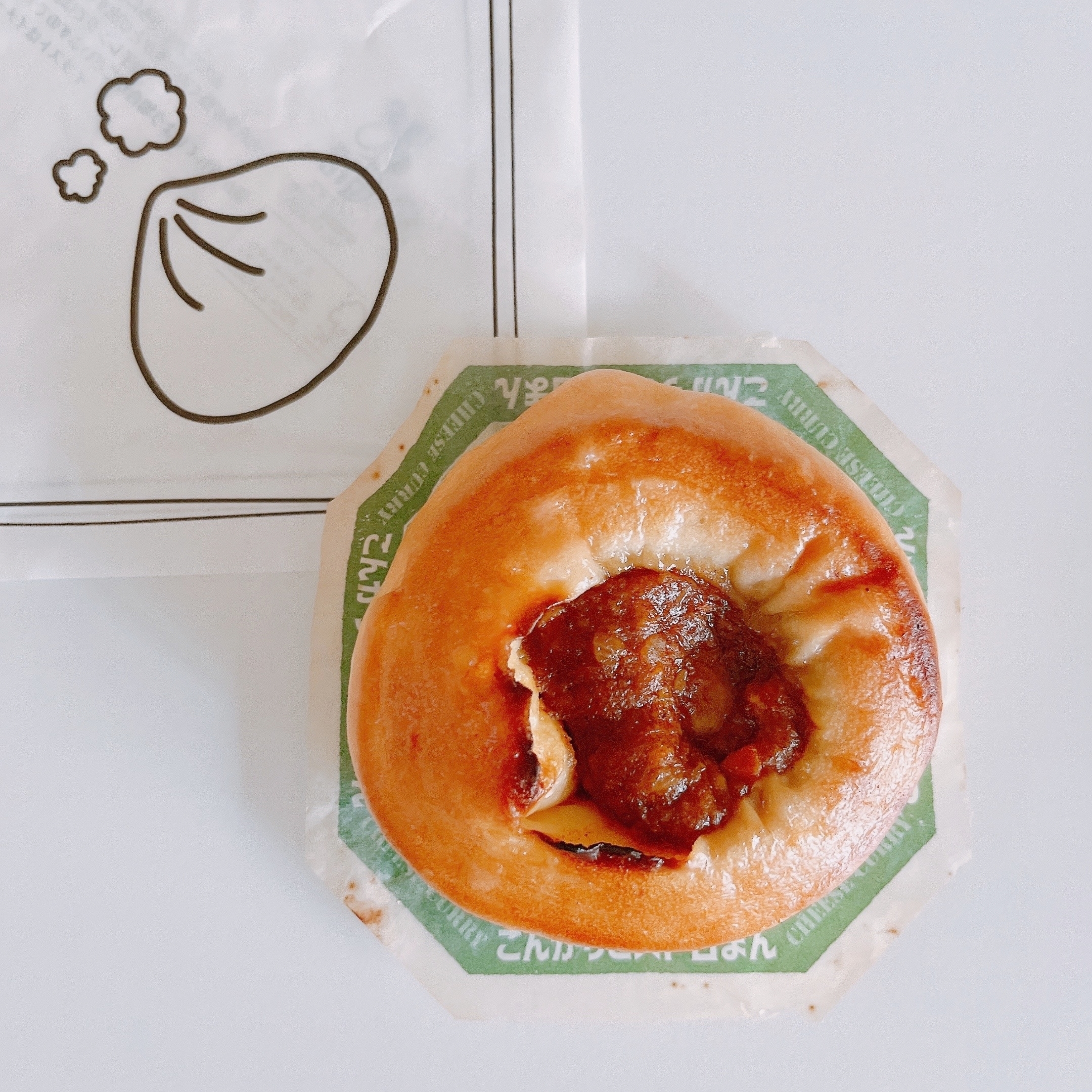 FamilyMart(ファミリーマート)の「こんがりビストロまん とろ~りチーズカレー味」