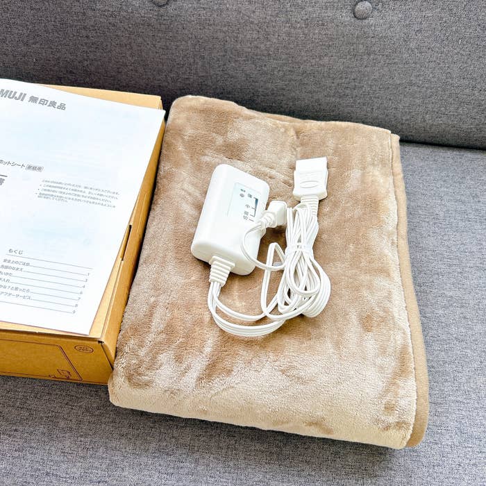 無印良品のおすすめ寒さ対策グッズ「ソファで使えるホットシート」