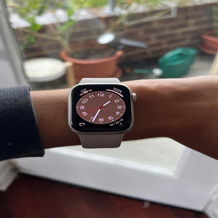 reviewer shows the clock on the watch