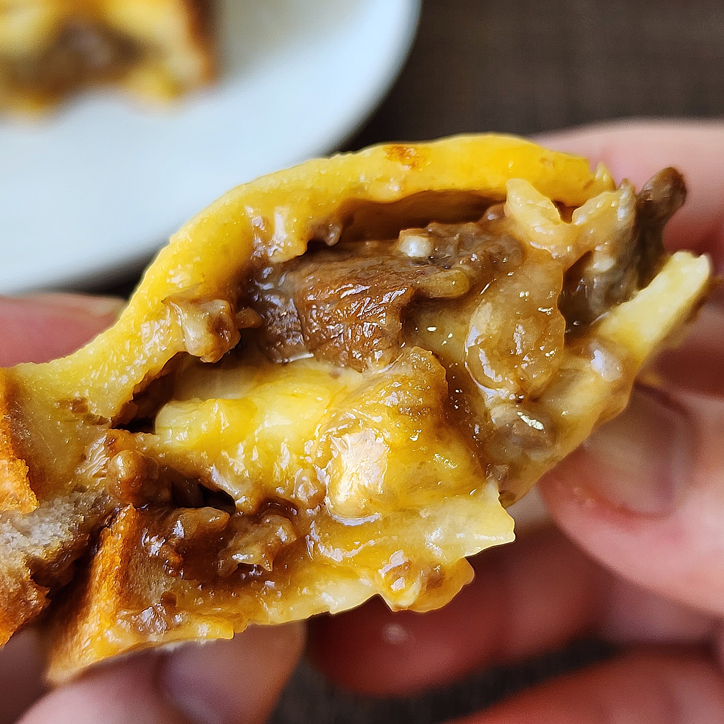 LAWSON(ローソン)のおすすめフード「とろ〜りメルトサンド チーズ×牛カルビ」