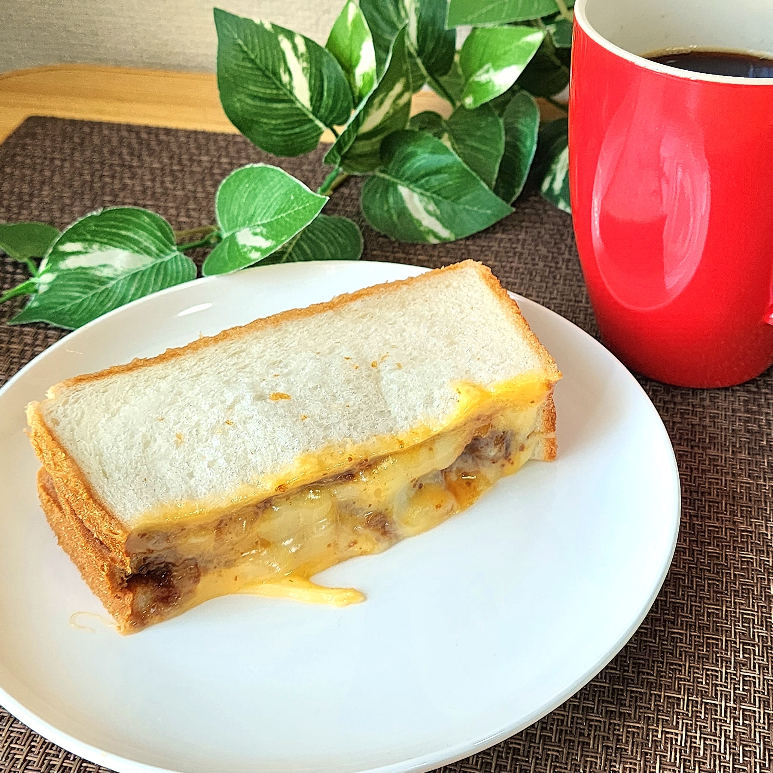 LAWSON(ローソン)のおすすめフード「とろ〜りメルトサンド チーズ×牛カルビ」