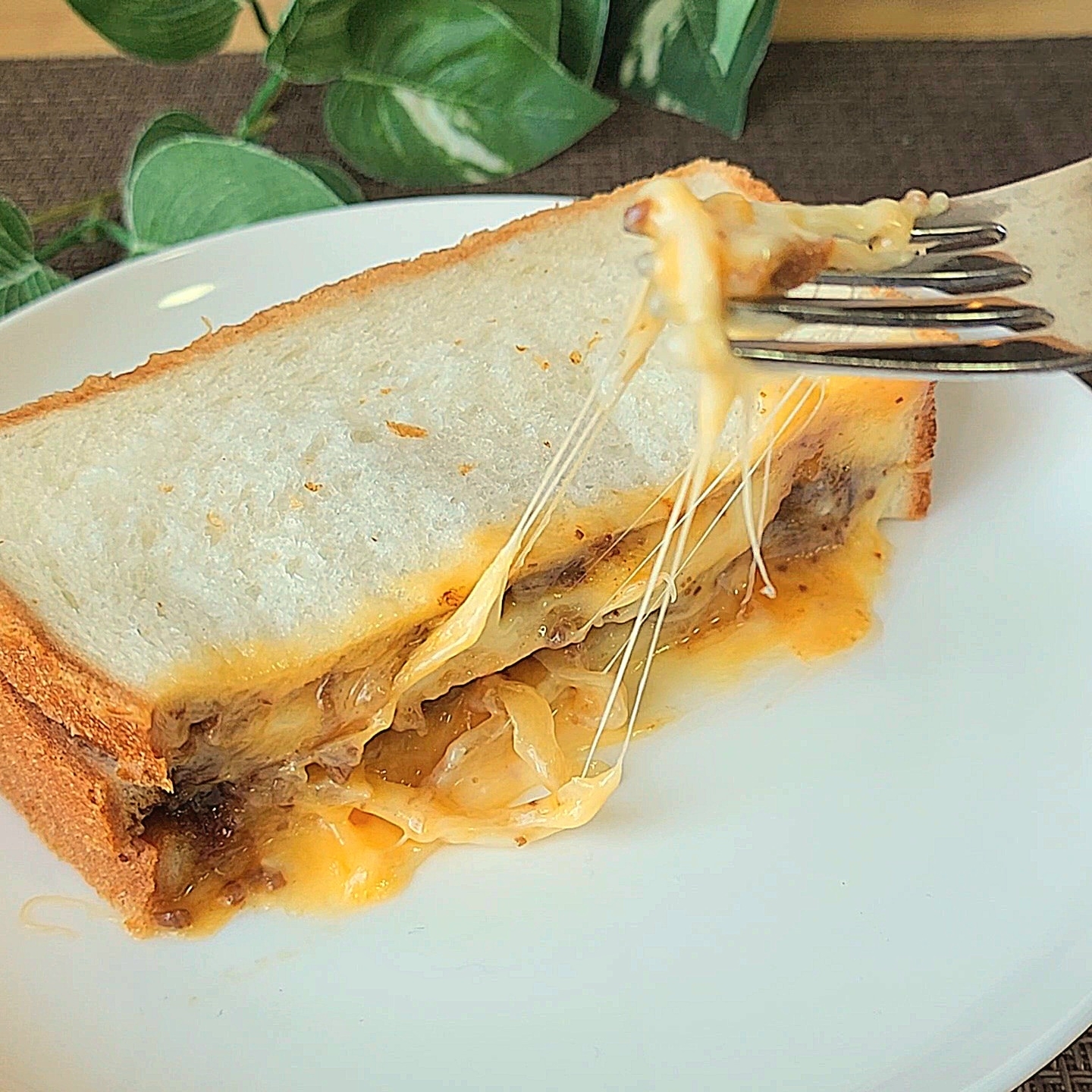 LAWSON(ローソン)のおすすめフード「とろ〜りメルトサンド チーズ×牛カルビ」