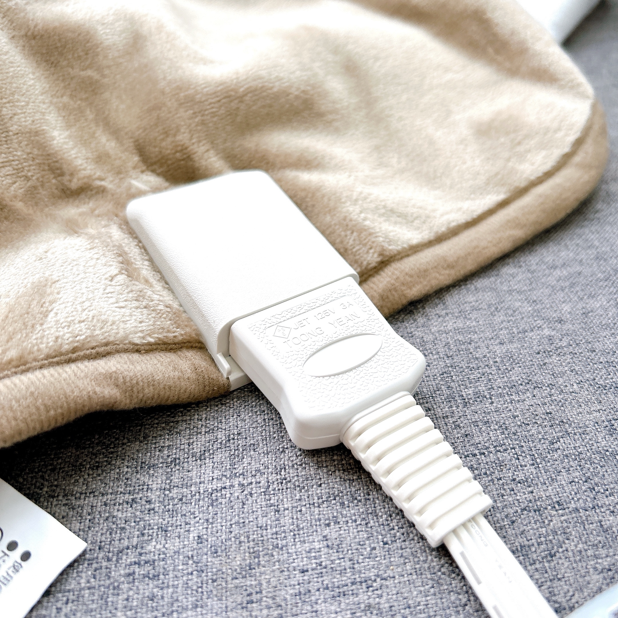 無印良品のおすすめ寒さ対策グッズ「ソファで使えるホットシート」