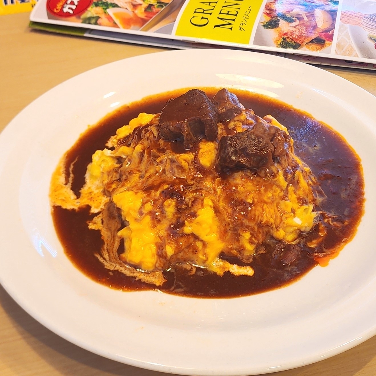 ガストのおすすめ「オムライス（ビーフシチューソース）」