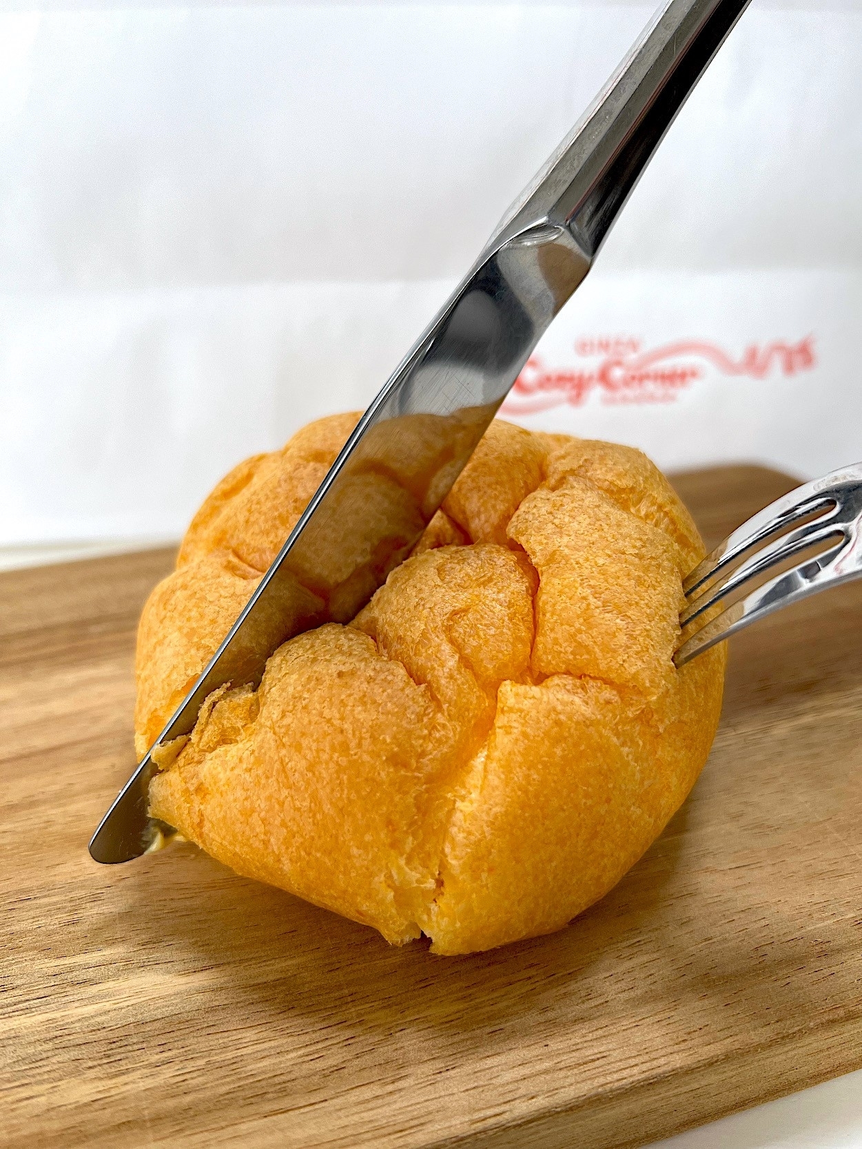 コージーコーナーのオススメのスイーツ「ジャンボシュークリーム（北海道かぼちゃ）」