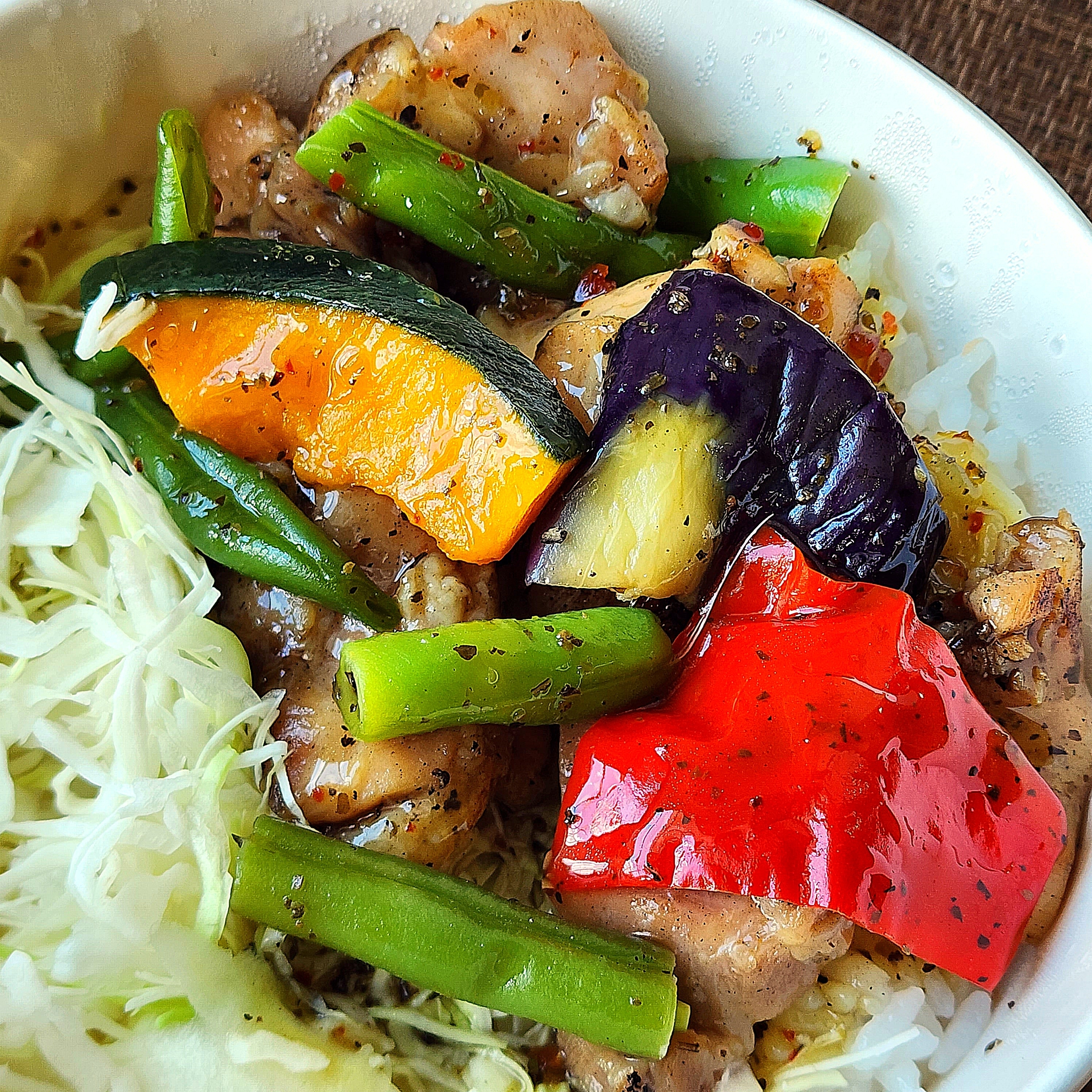 LAWSON(ローソン)のおすすめお弁当「鶏肉と彩り野菜のバジルソース丼」