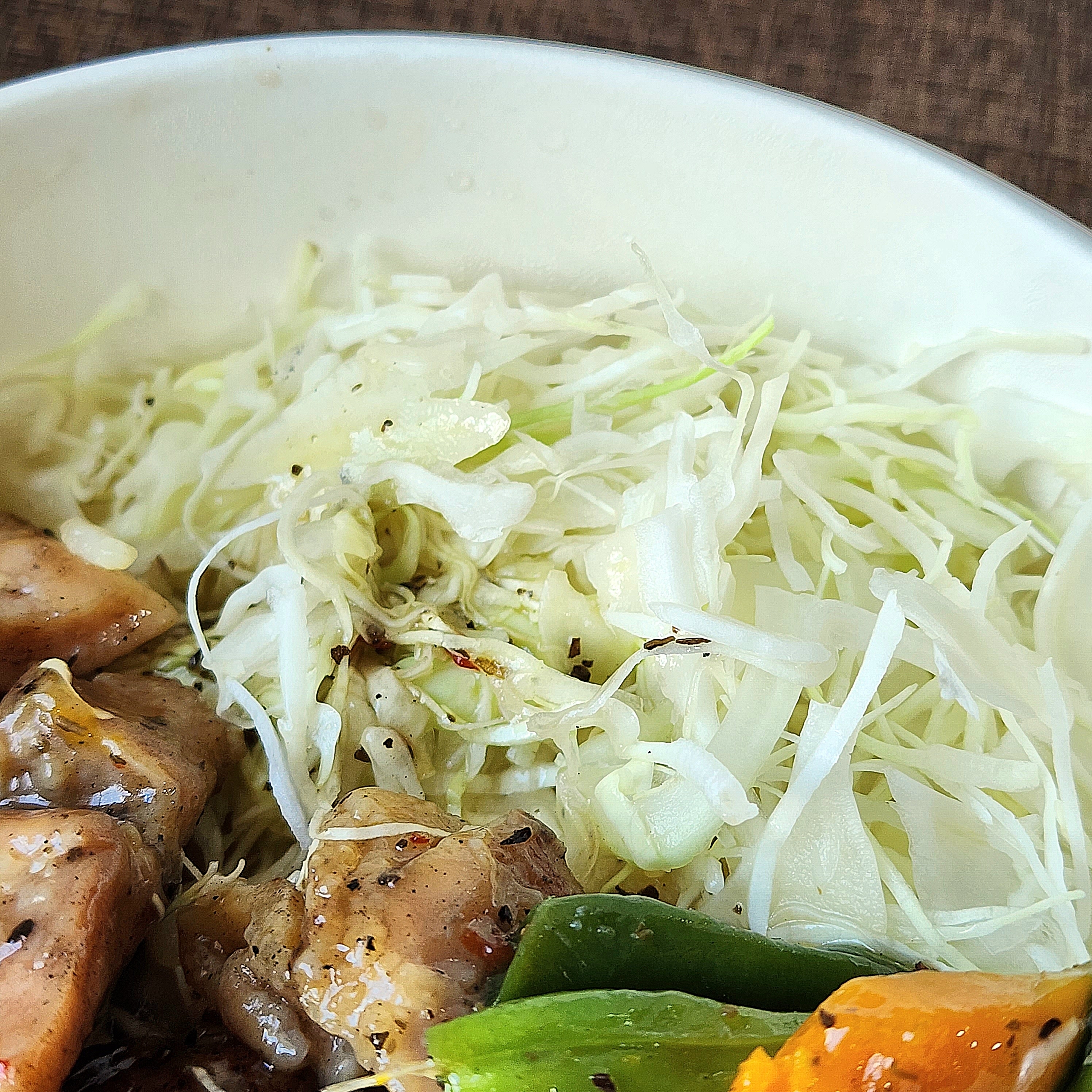 LAWSON(ローソン)のおすすめお弁当「鶏肉と彩り野菜のバジルソース丼」