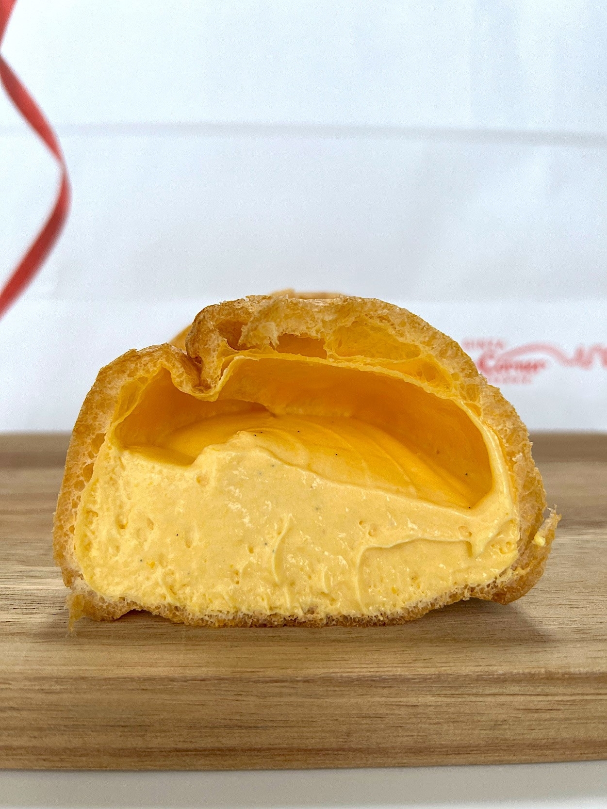 コージーコーナーのオススメのスイーツ「ジャンボシュークリーム（北海道かぼちゃ）」