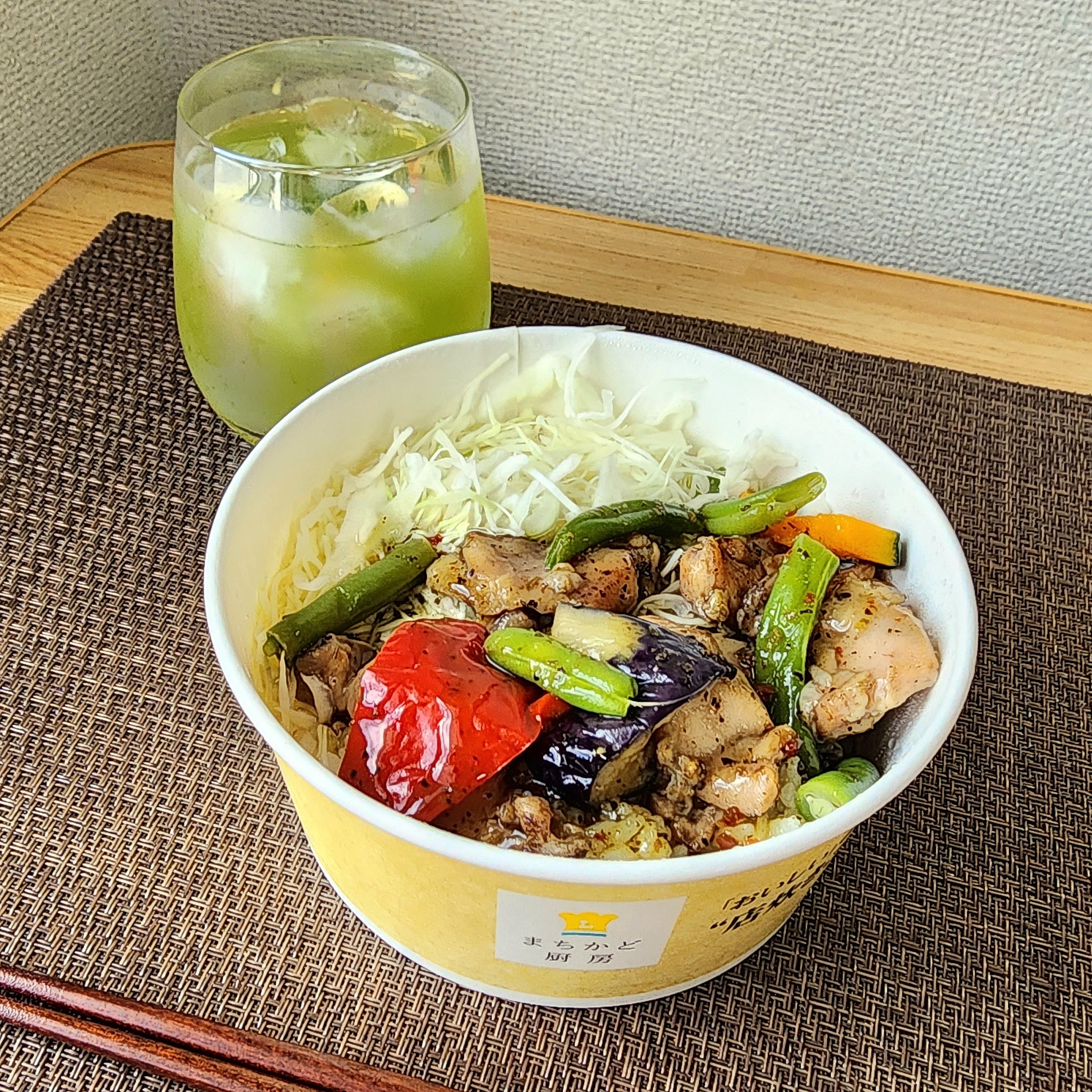 LAWSON(ローソン)のおすすめお弁当「鶏肉と彩り野菜のバジルソース丼」