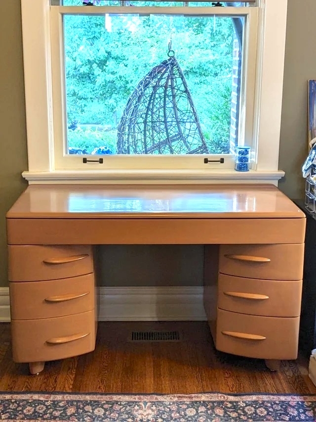 A solo shot of the desk with a light finish set up in an office