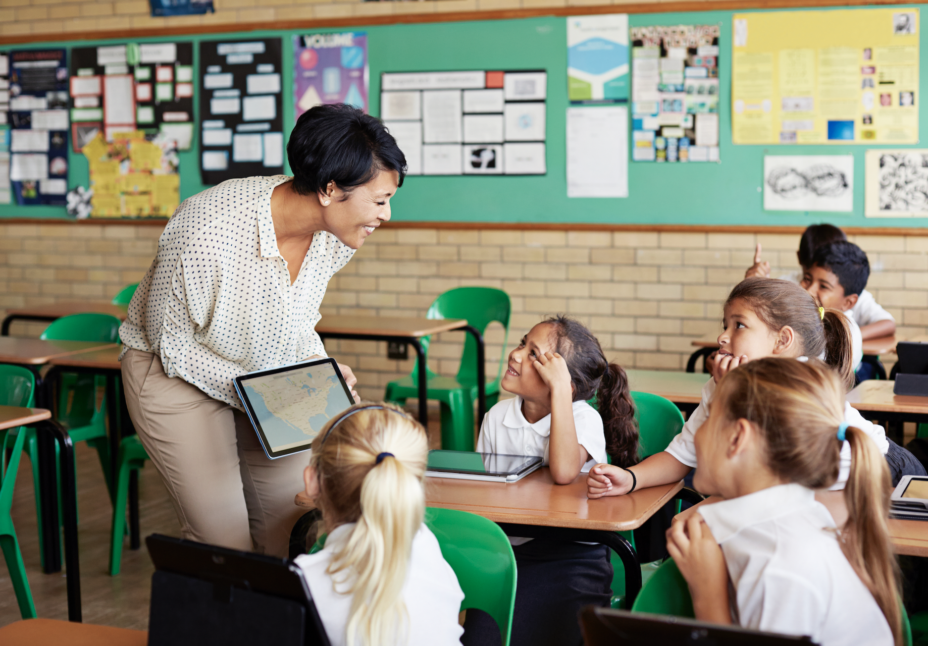 teacher talking to kids in a classroom