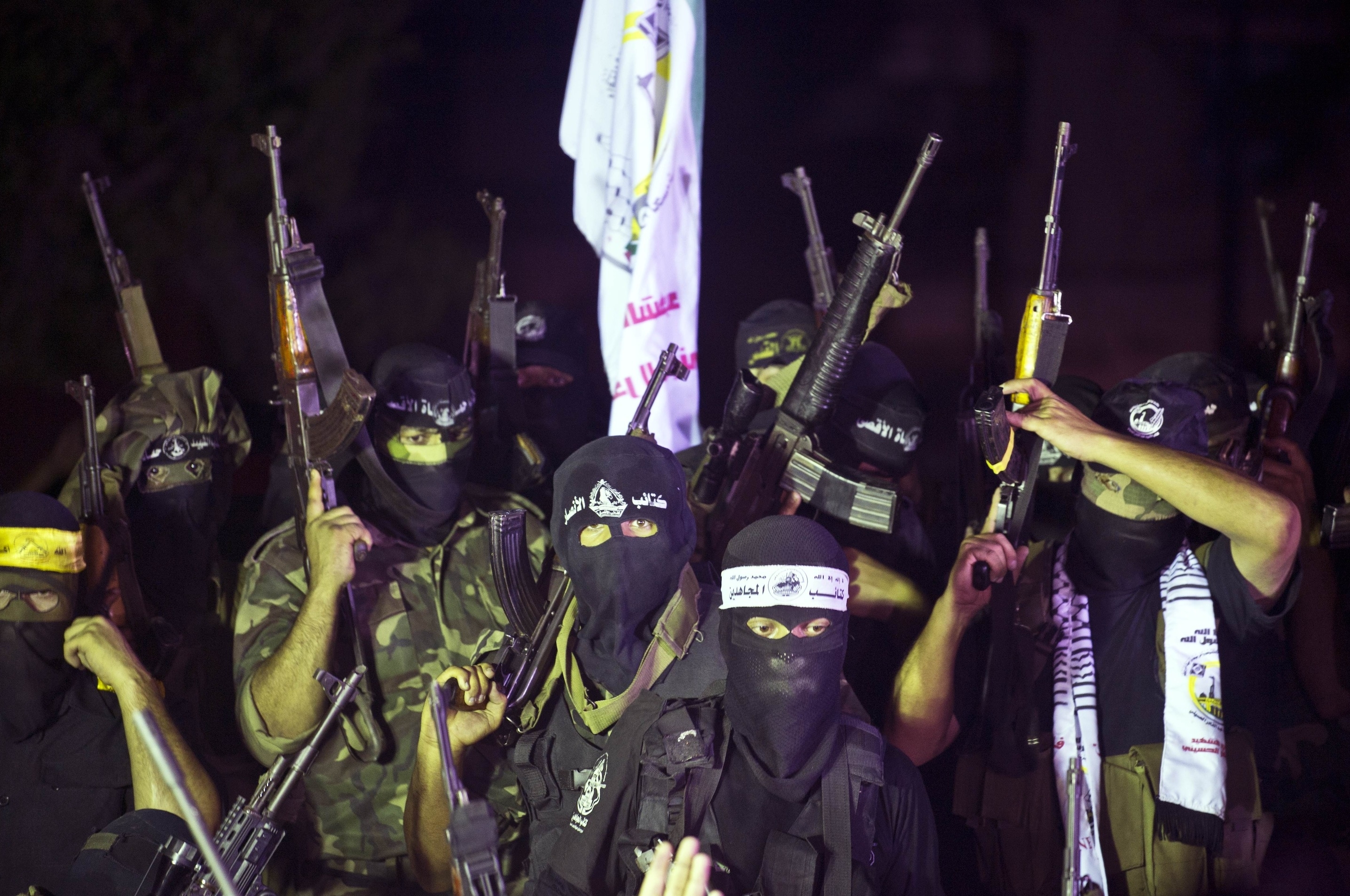 ガザ市東郊のシェジャイヤ地区で、パレードを行うイスラム原理主義組織ハマスの兵士ら（AFP=時事）
