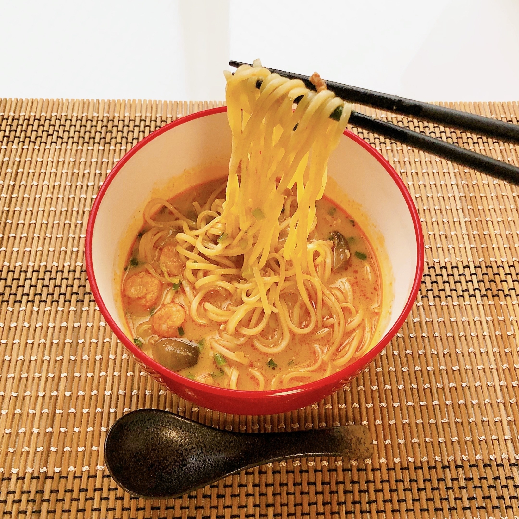 セブンのおすすめのフード「トムヤム豚骨ラーメン」