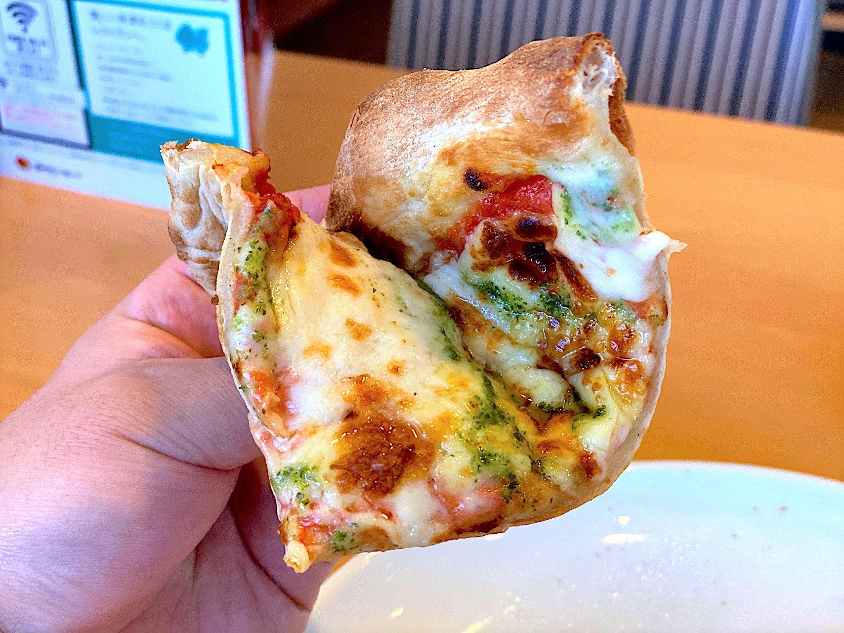 ガストのオススメのパン「マルゲリータピザ」