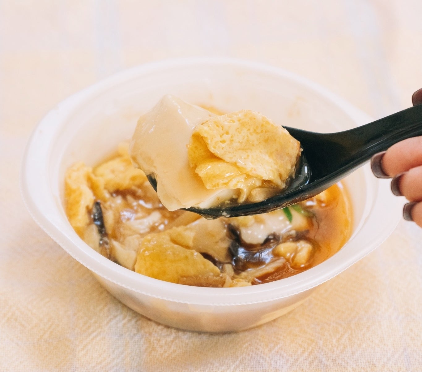 セブンのオススメグルメ「鶏ガラ仕立ての天津風玉子あんかけ豆腐」