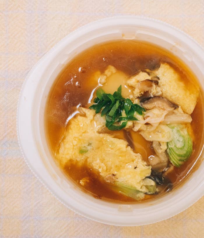 セブンのオススメグルメ「鶏ガラ仕立ての天津風玉子あんかけ豆腐」