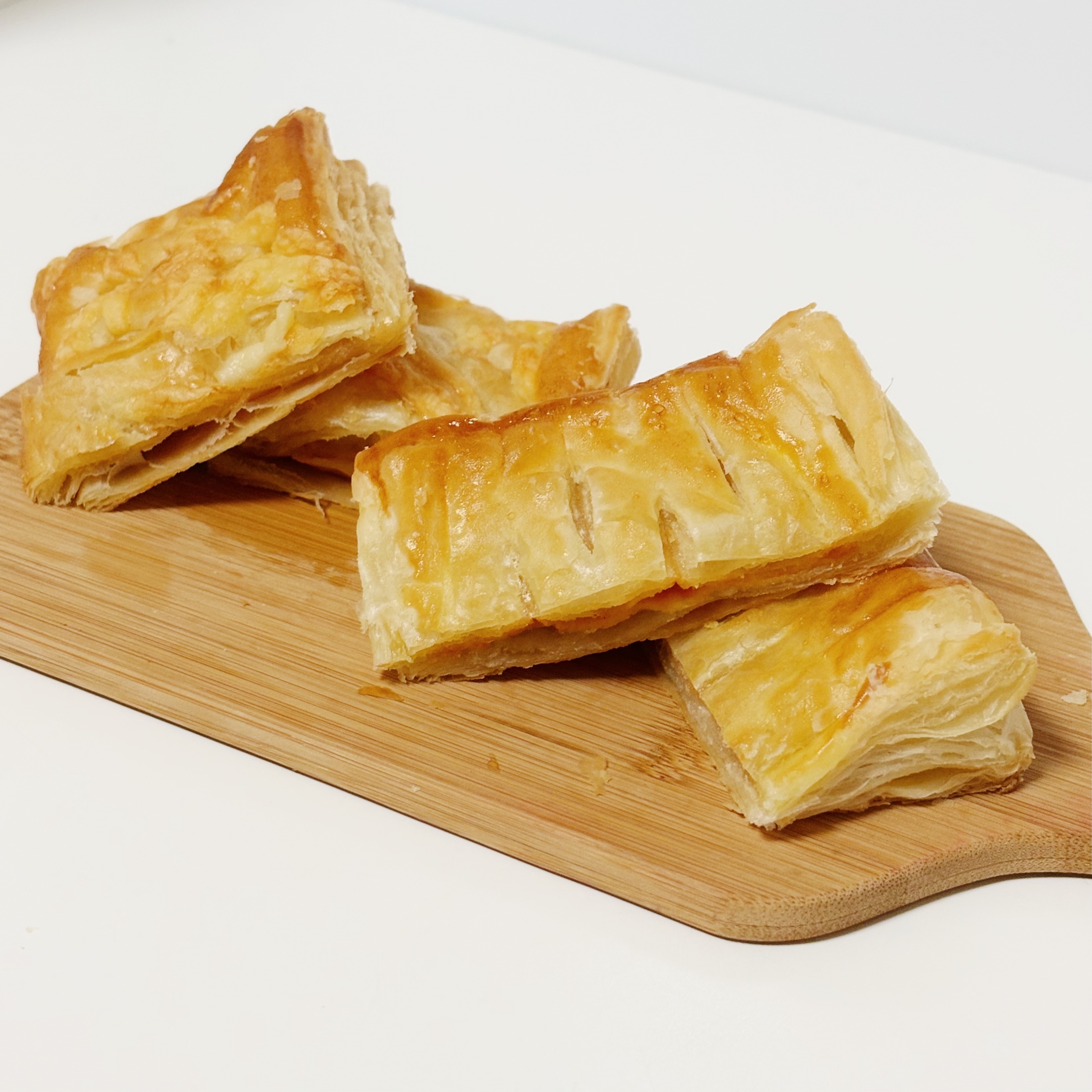 ミスドのおすすめのパイ「エビ香るクリーミービスクパイ」「とろ~り4種のチーズ&ミートパイ」