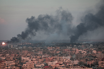 2023年10月10日、イスラエルによるガザ地区への空爆後、立ち上る煙( Getty Images）