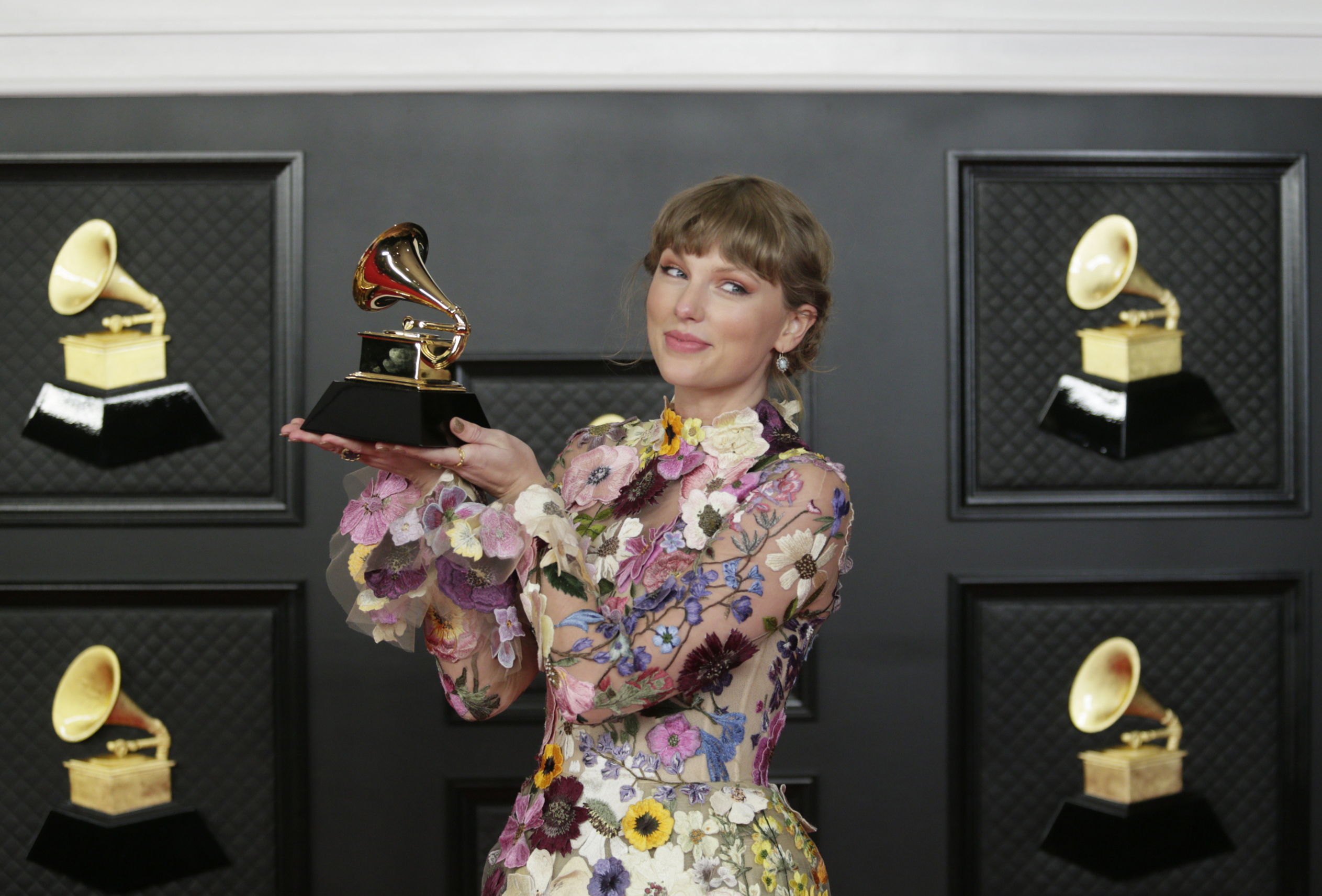 Taylor holding a Grammy