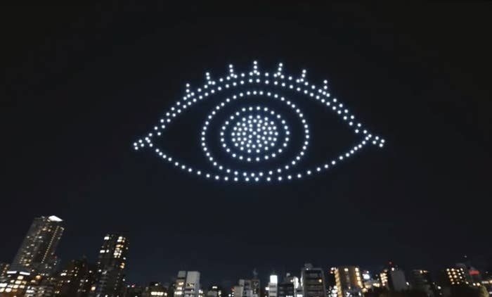 ロート製薬公式アカウントより　ドローンショーその1