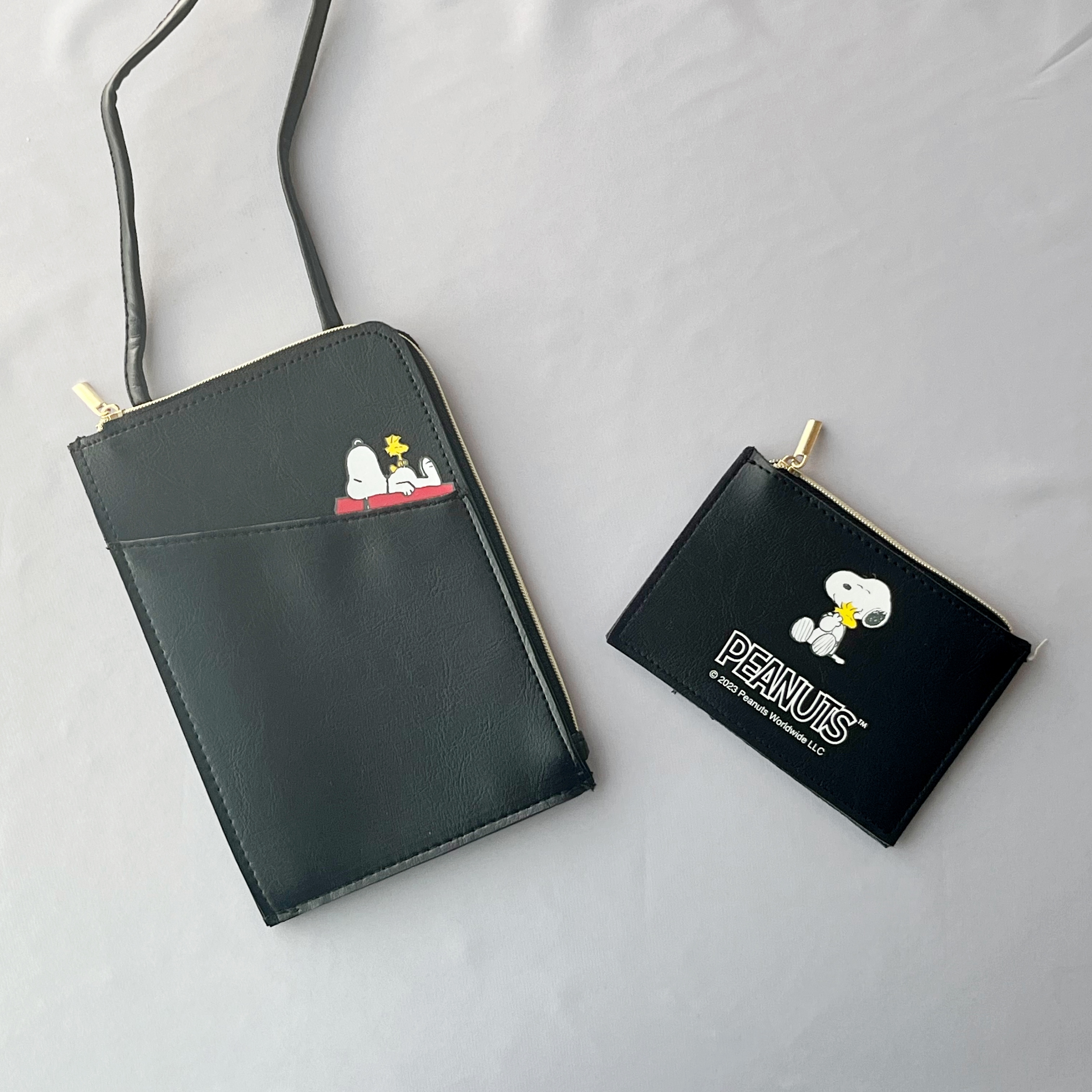 GLOW11月号増刊の付録「SNOOPY カードケース付きレザー調スマホポシェット」