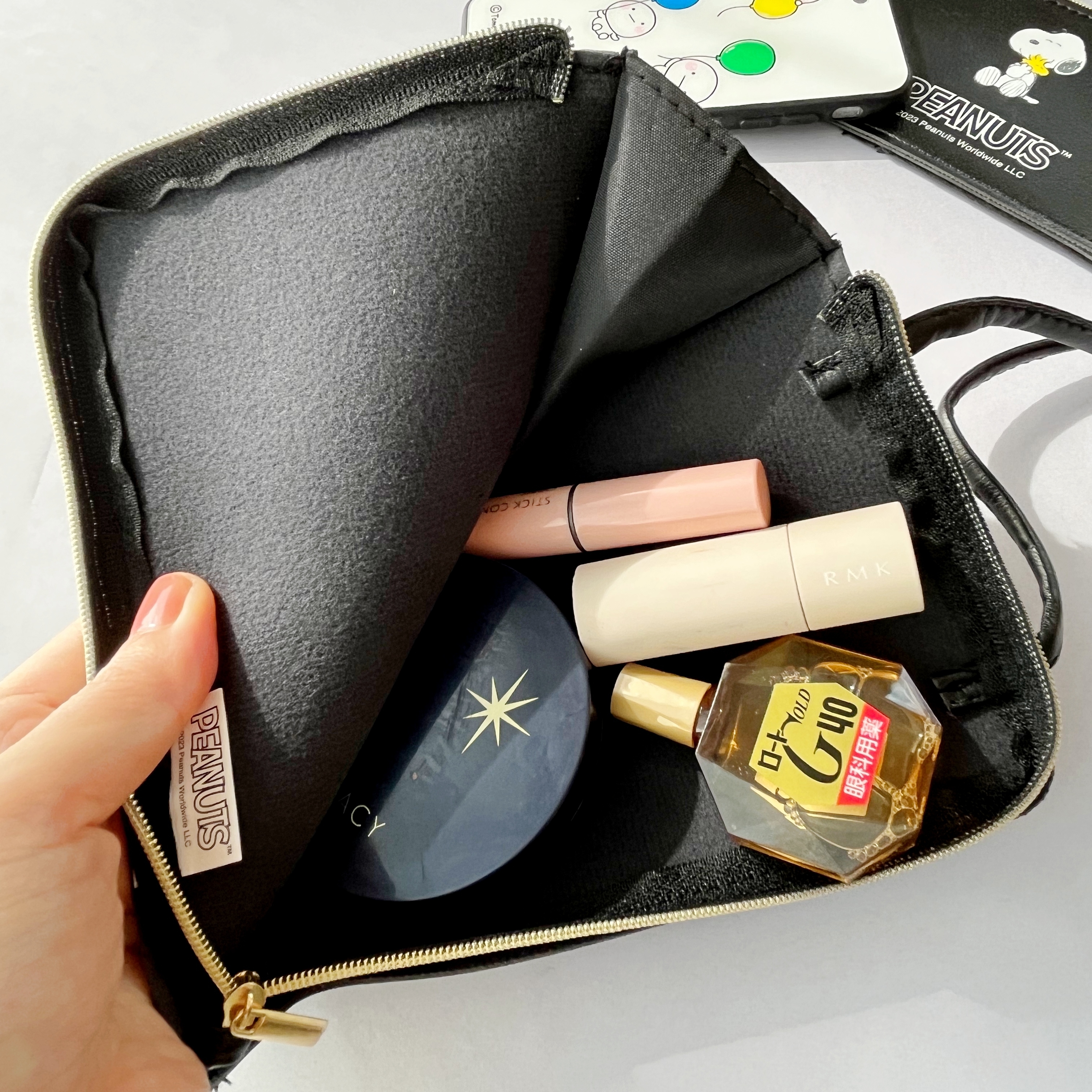 GLOW11月号増刊の付録「SNOOPY カードケース付きレザー調スマホポシェット」