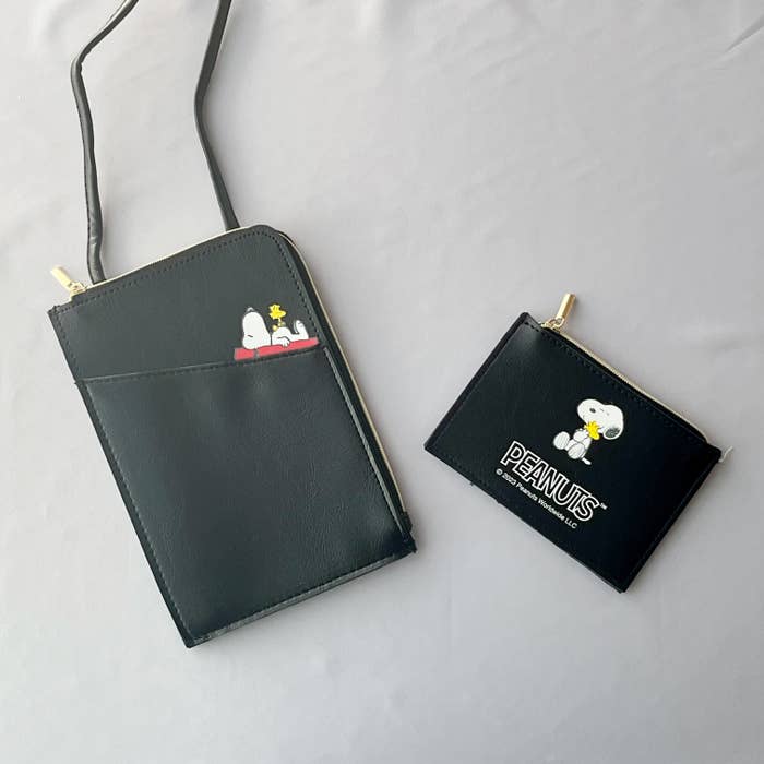 GLOW11月号増刊の付録「SNOOPY カードケース付きレザー調スマホポシェット」