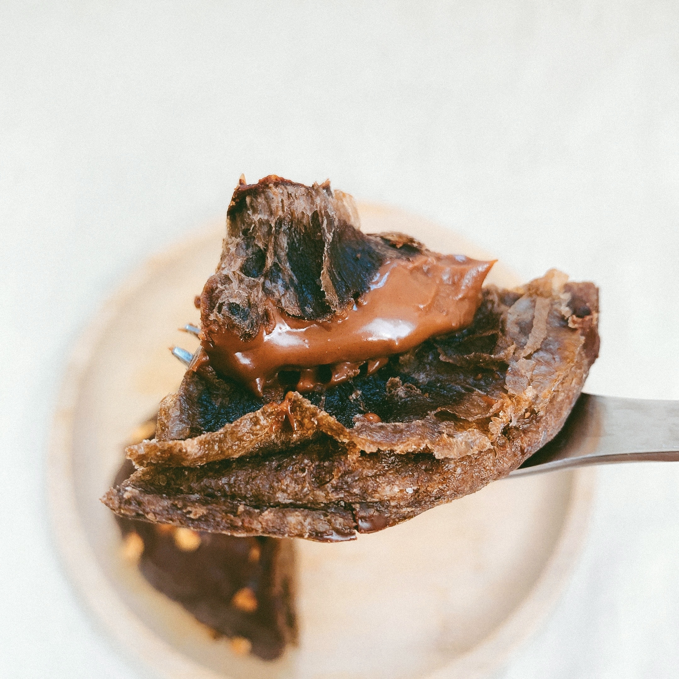 FamilyMart(ファミリーマート)のおすすめのスイーツ「トリプルチョコクロワッサンドーナツ」