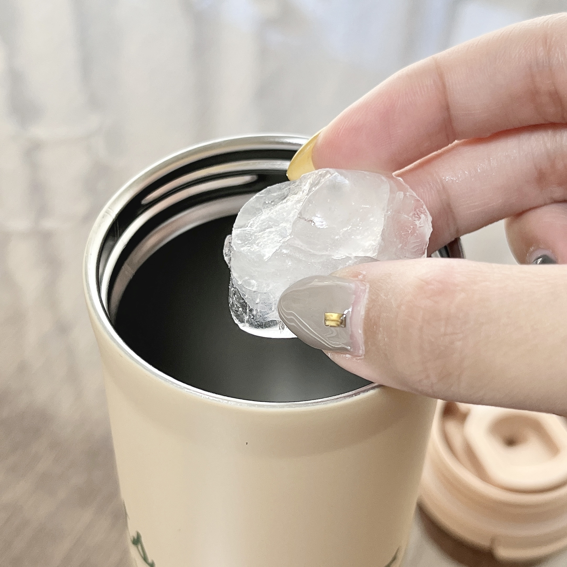 Starbucks Coffee(スターバックスコーヒー)のおすすめボトル「DISNEY Chip 'n Dale フリップリッドステンレスボトル ベージュ 473ml」