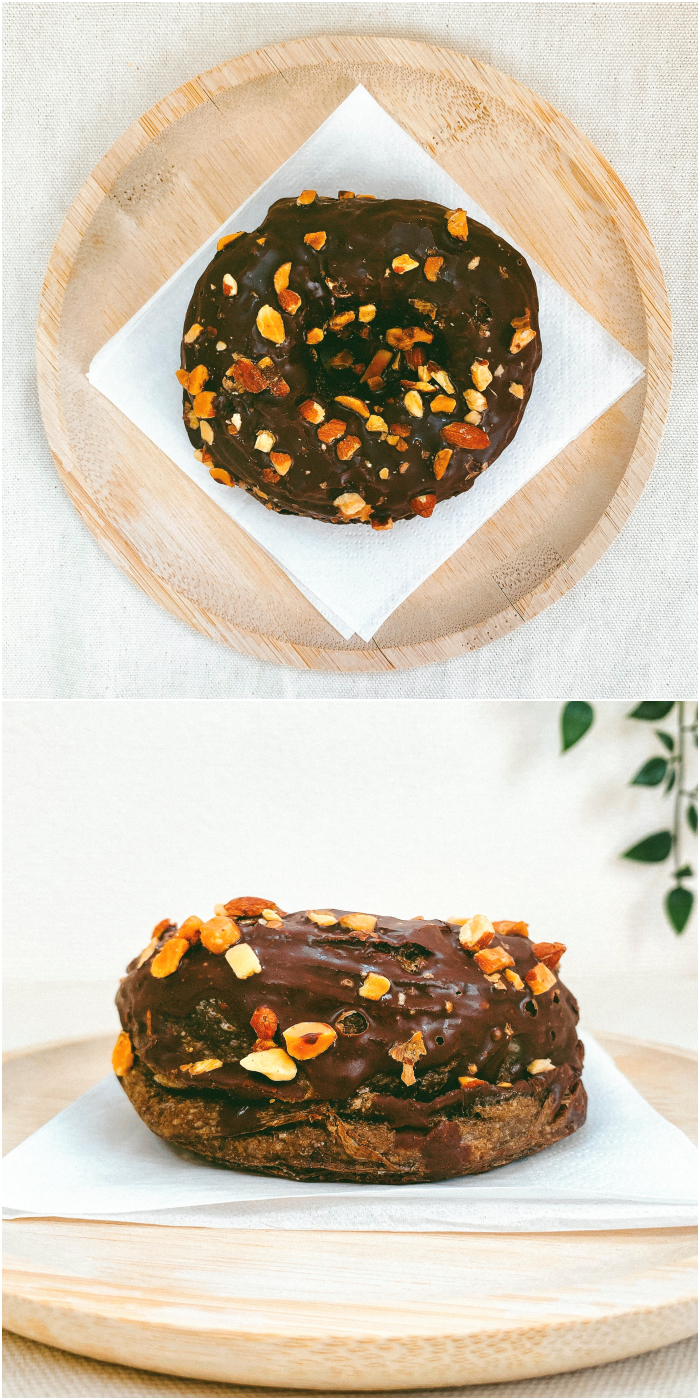 FamilyMart(ファミリーマート)のおすすめのスイーツ「トリプルチョコクロワッサンドーナツ」