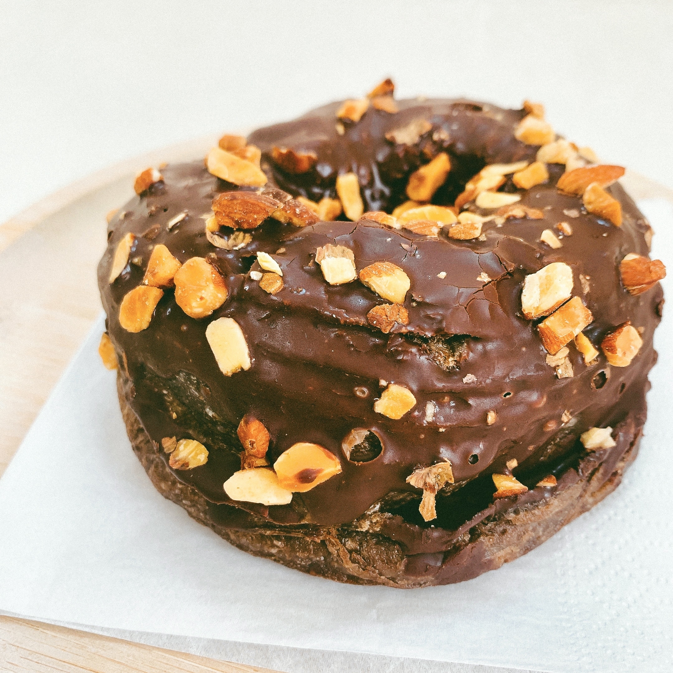 FamilyMart(ファミリーマート)のおすすめのスイーツ「トリプルチョコクロワッサンドーナツ」