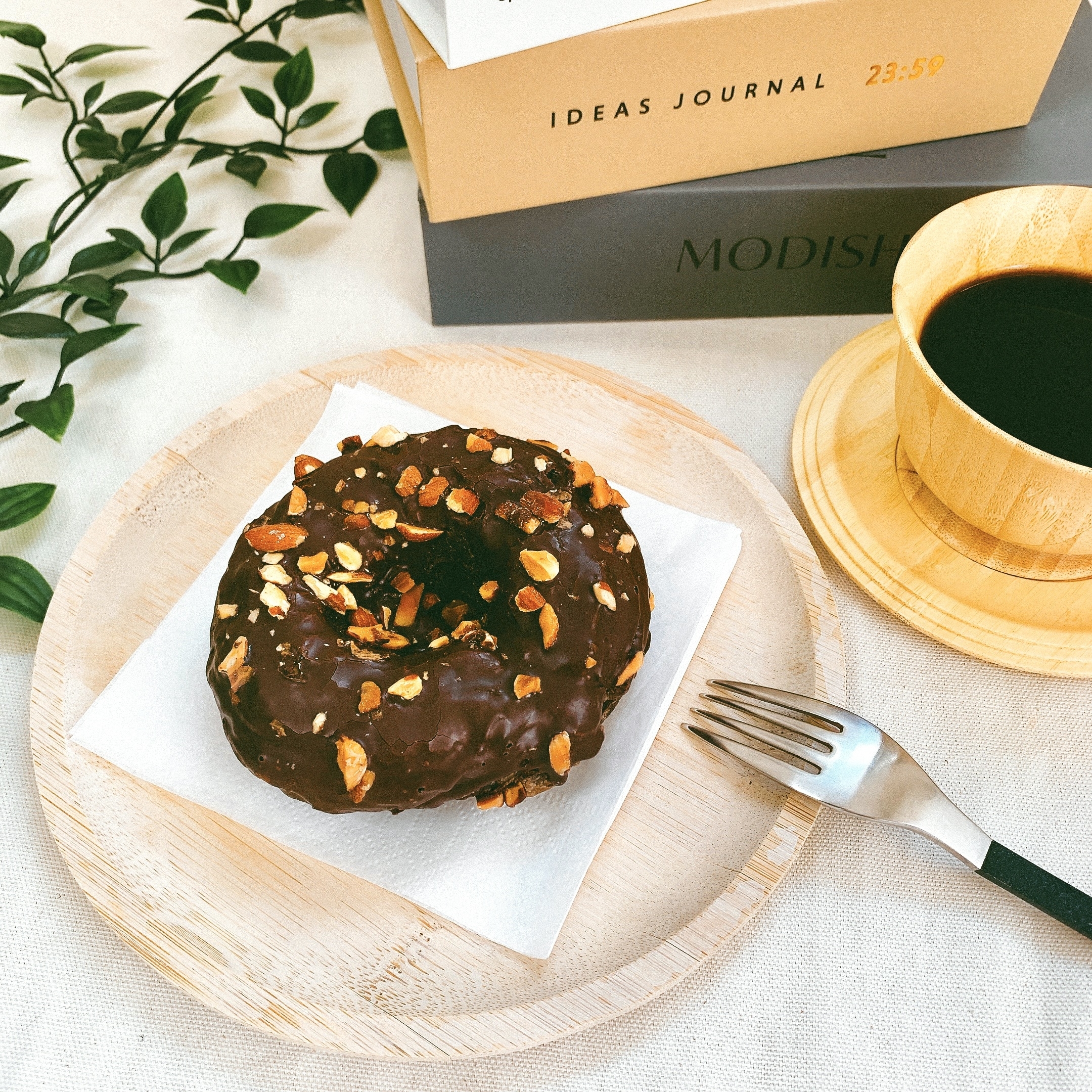 FamilyMart(ファミリーマート)のおすすめのスイーツ「トリプルチョコクロワッサンドーナツ」