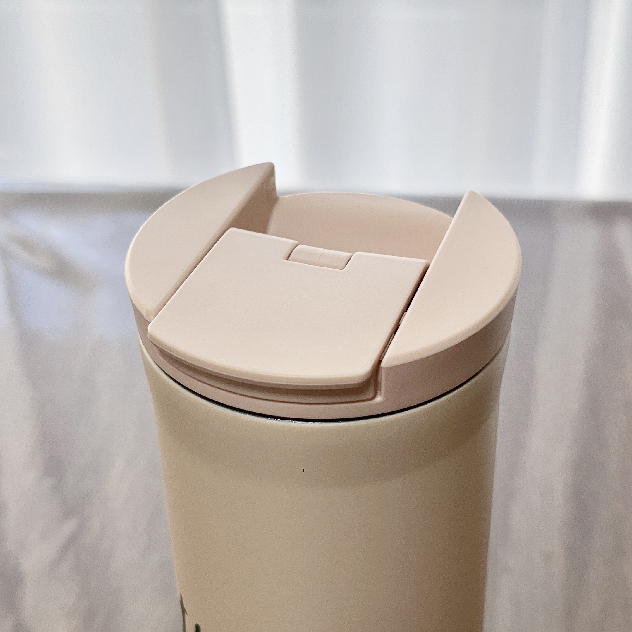 Starbucks Coffee(スターバックスコーヒー)のおすすめボトル「DISNEY Chip 'n Dale フリップリッドステンレスボトル ベージュ 473ml」