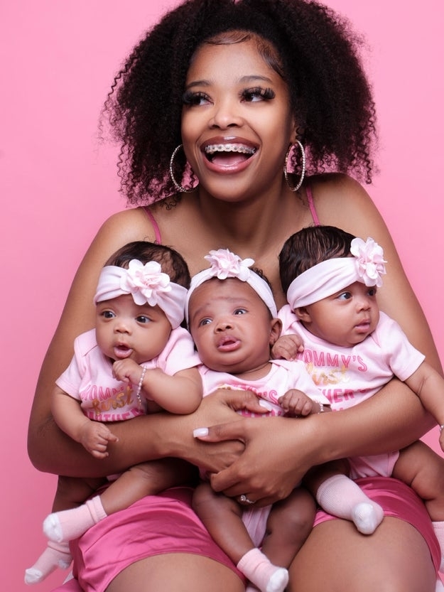 Dee posed with her newborn triplets
