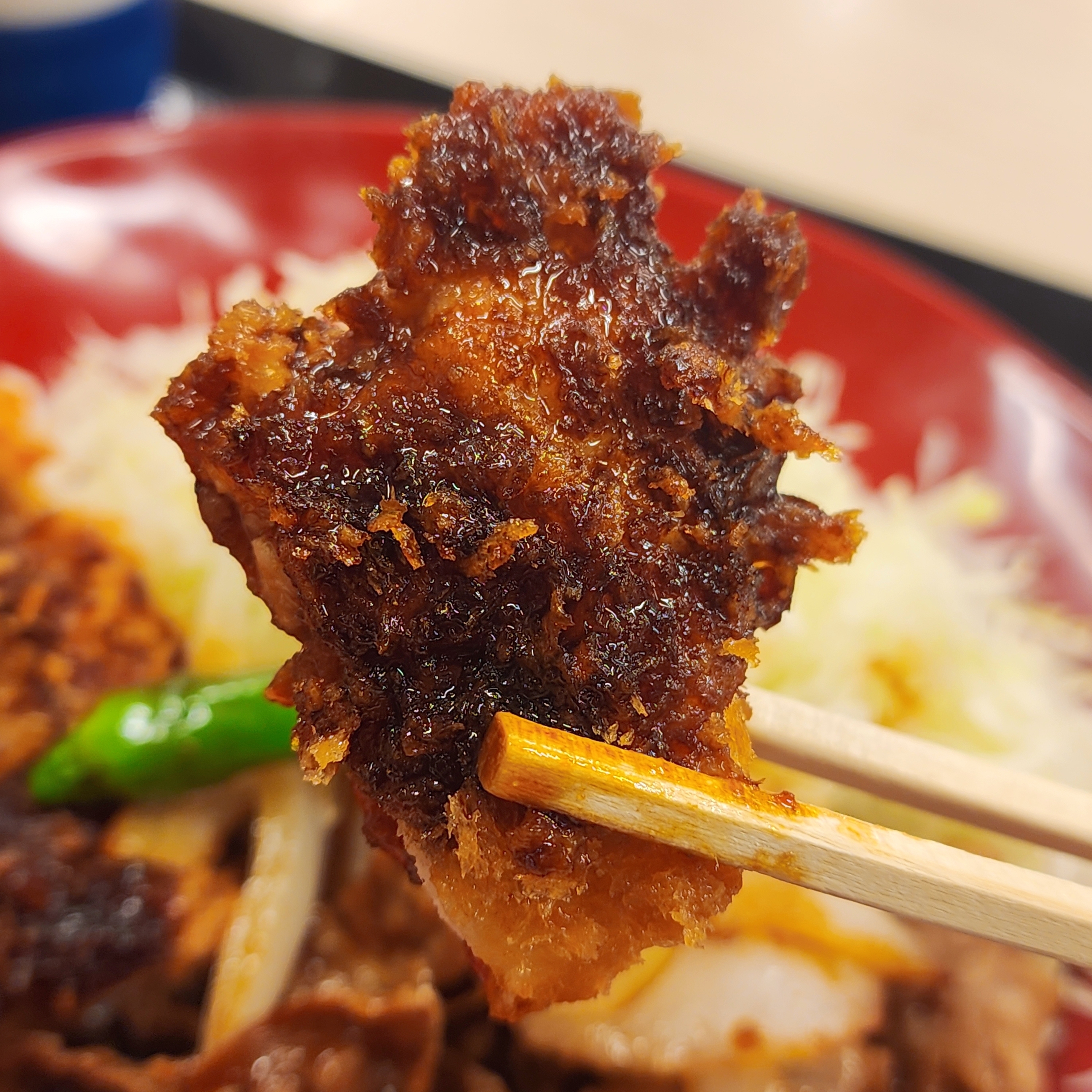 かつやのおすすめメニュー「牛バラ焼きとロースカツの合い盛り定食」