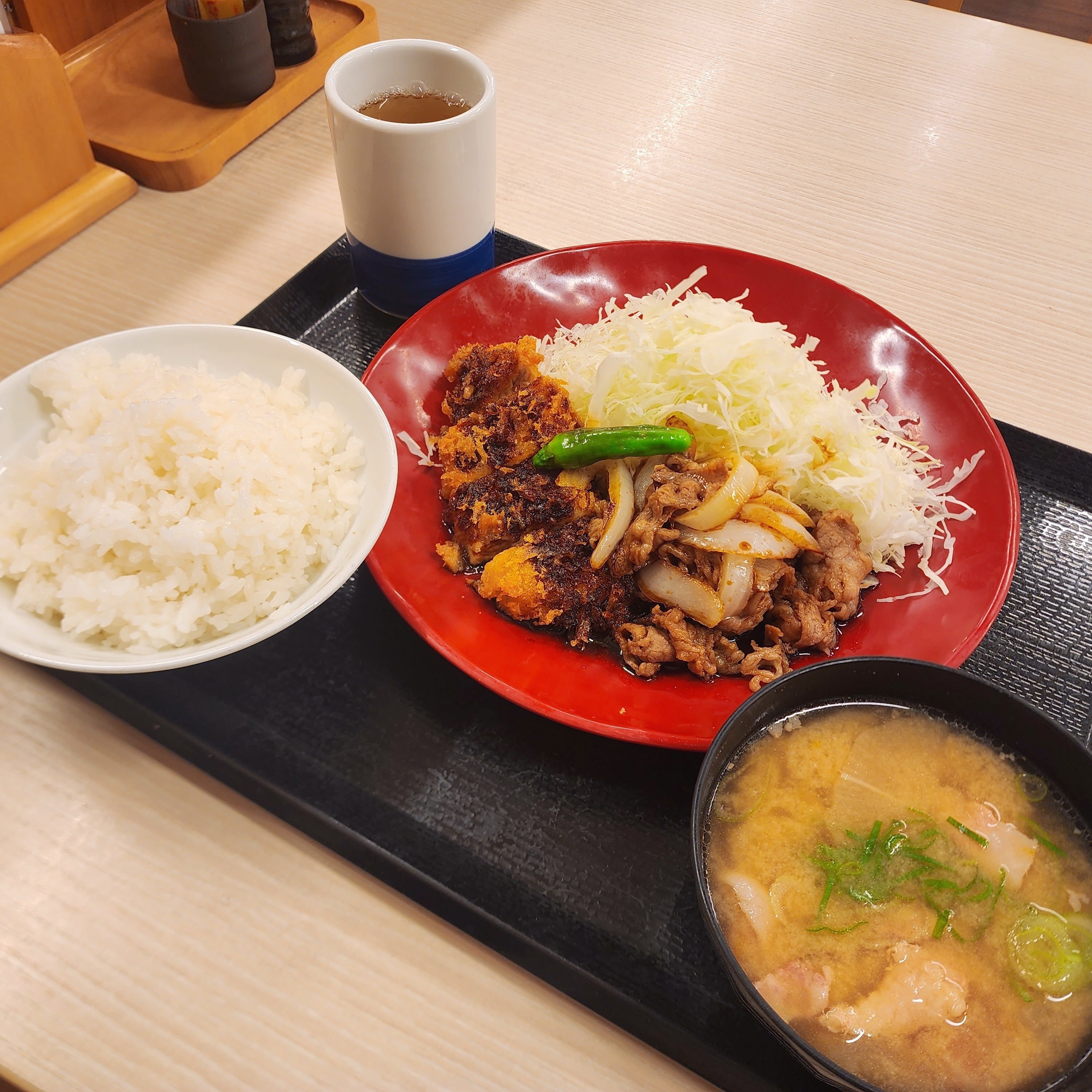 かつやのおすすめメニュー「牛バラ焼きとロースカツの合い盛り定食」