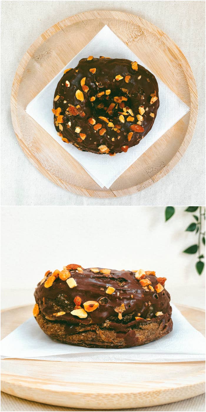 FamilyMart(ファミリーマート)のおすすめのスイーツ「トリプルチョコクロワッサンドーナツ」