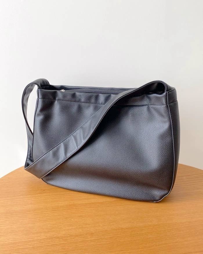 GUのオススメのバッグ「レザータッチラウンドショルダーバッグ」