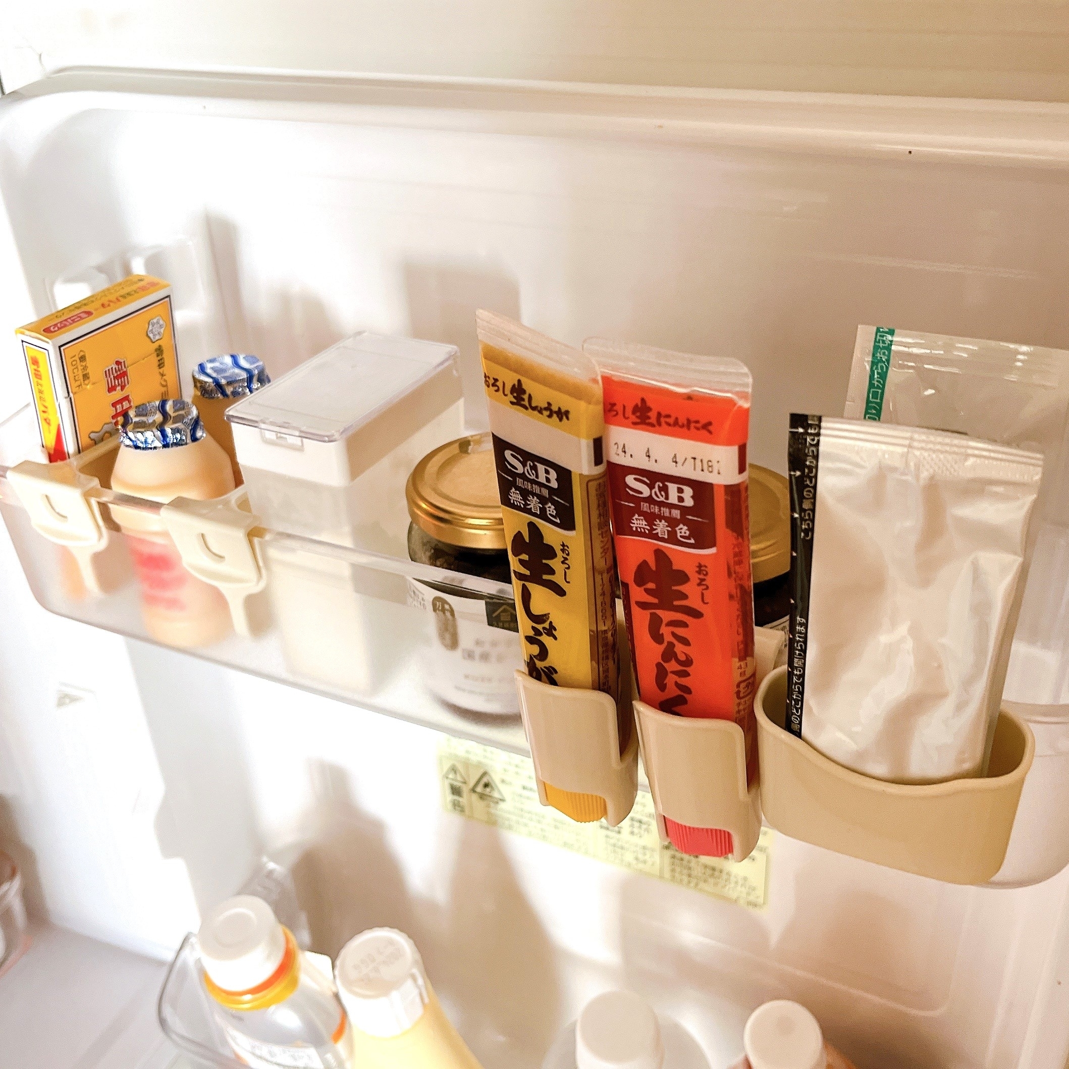 3coinsのオススメのグッズ「【KITINTO】冷蔵庫ドアポケット収納7個セット」