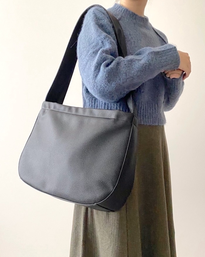 GUのオススメのバッグ「レザータッチラウンドショルダーバッグ」