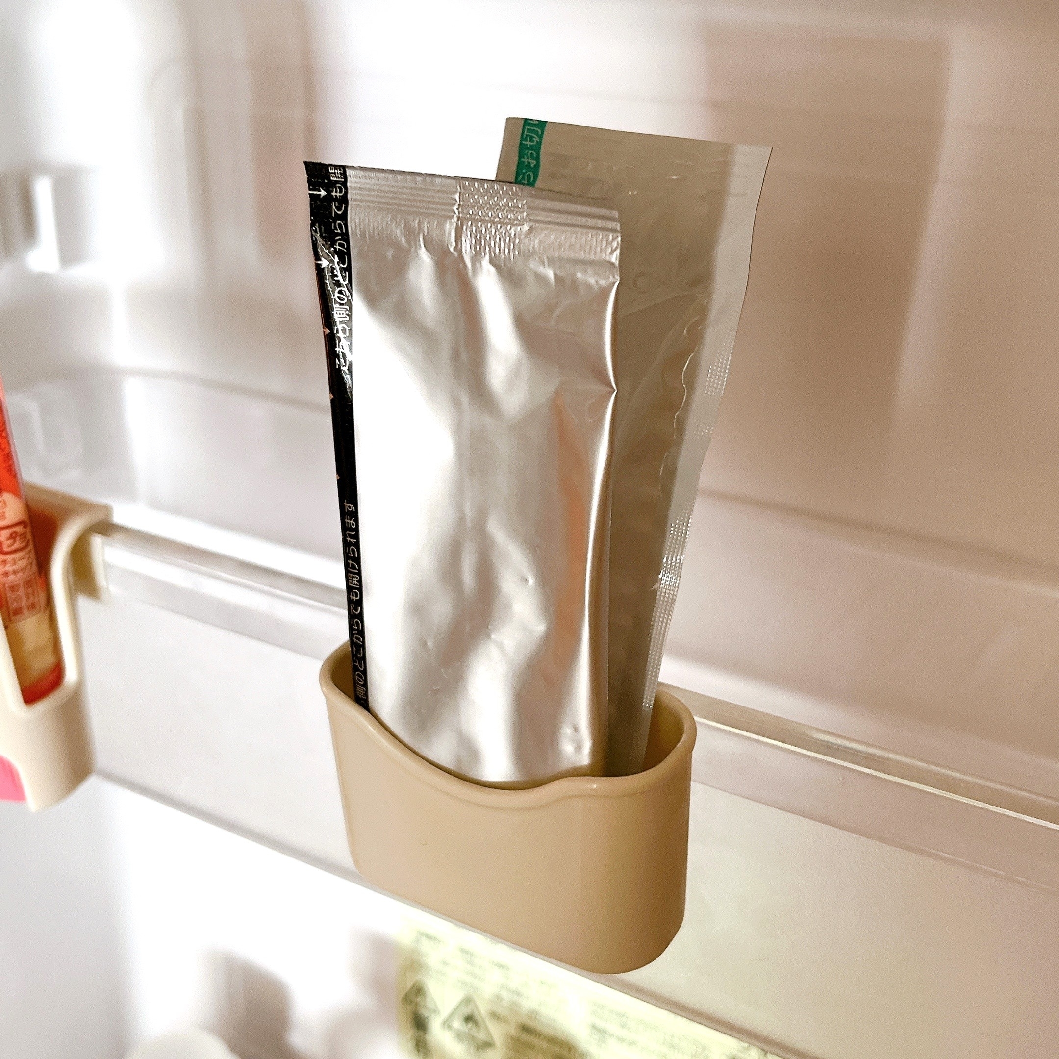 3coinsのオススメのグッズ「【KITINTO】冷蔵庫ドアポケット収納7個セット」