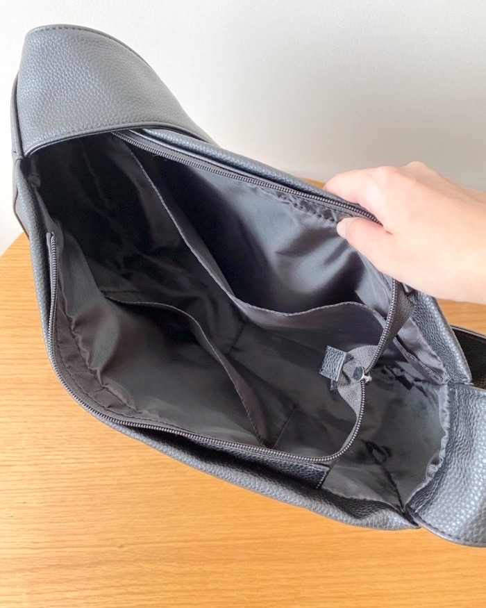 GUのオススメのバッグ「レザータッチラウンドショルダーバッグ」