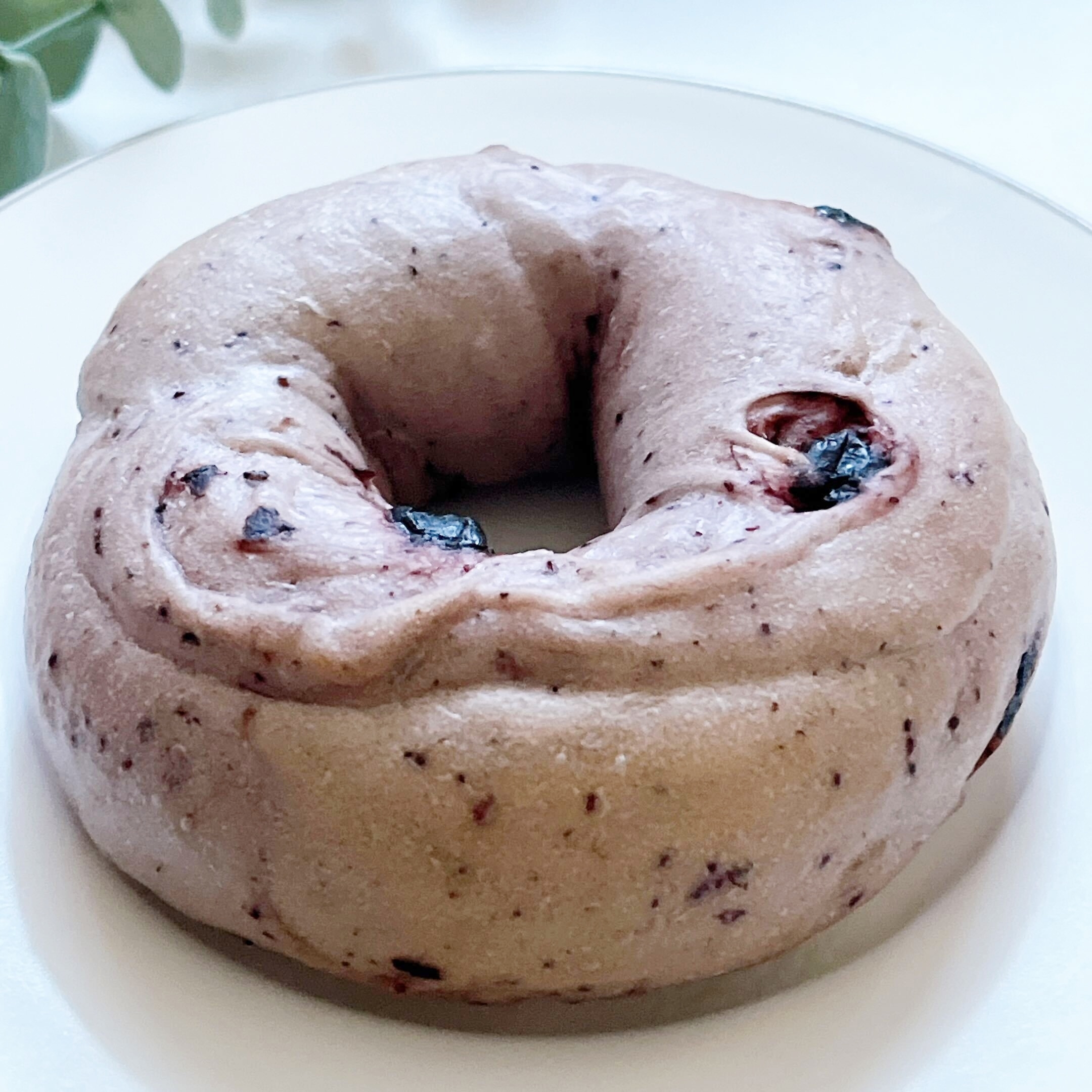 FamilyMart（ファミリーマート）のオススメの冷凍食品「国産小麦のもちっとベーグル香るブルーベリー」