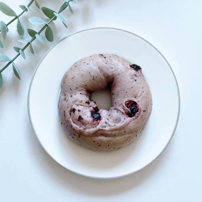 FamilyMart（ファミリーマート）のオススメの冷凍食品「国産小麦のもちっとベーグル香るブルーベリー」