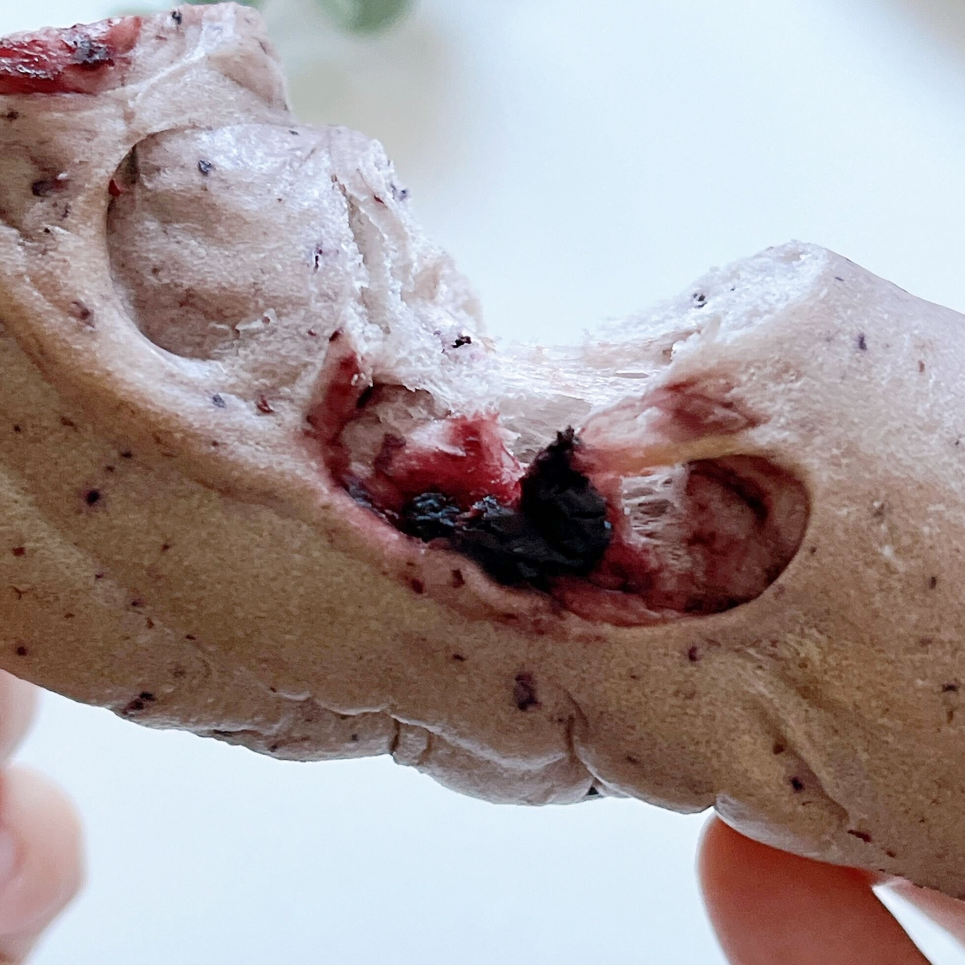 FamilyMart（ファミリーマート）のオススメの冷凍食品「国産小麦のもちっとベーグル香るブルーベリー」