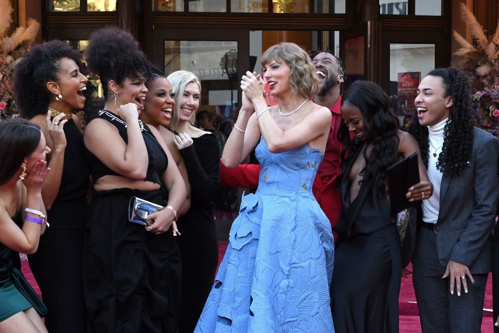 taylor at the premiere with her dancers