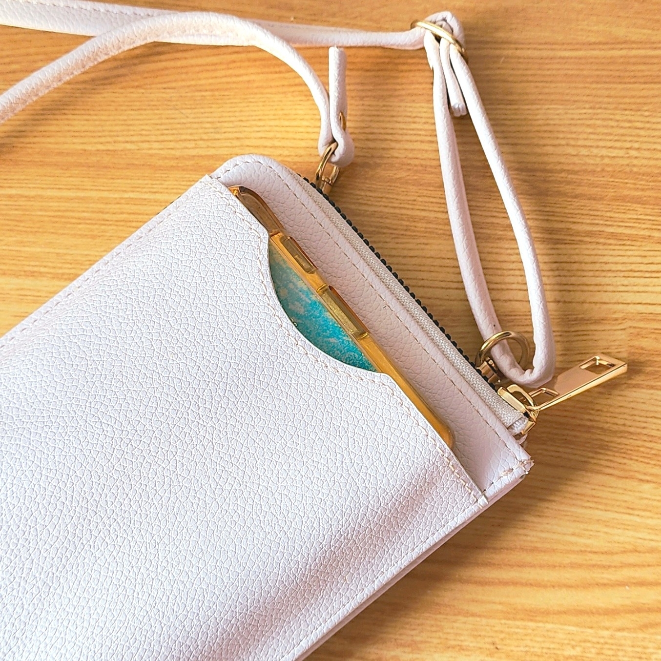 ドン・キホーテのおすすめスマホグッズ「me＆do スマホポーチ」