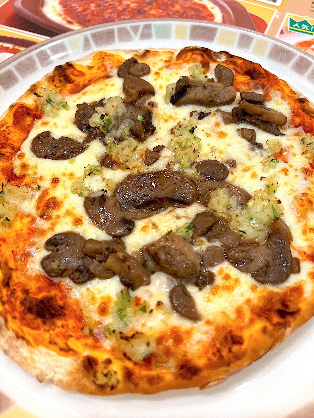 サイゼリヤのオススメのメニュー「野菜ときのこのピザ」