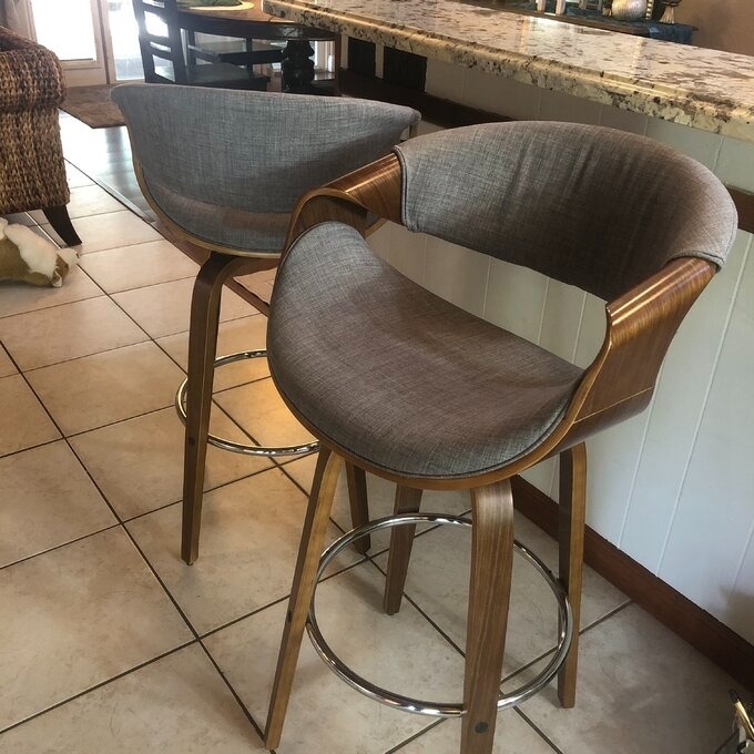 the bar stool with gray cushions